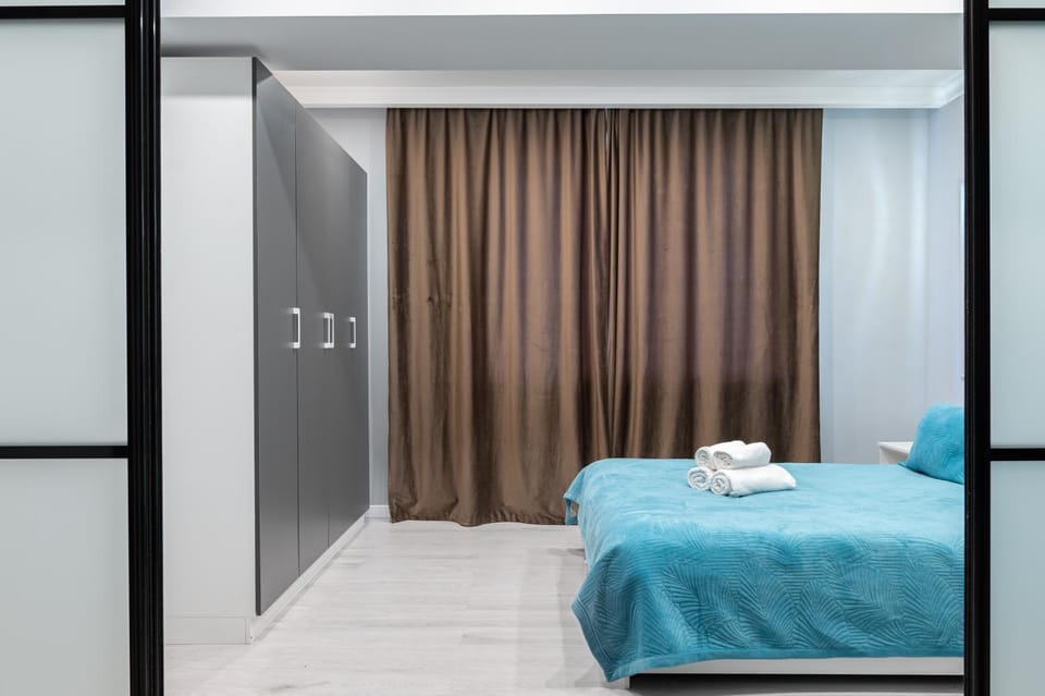 Bed, Photo of the whole room, Bedroom, towels