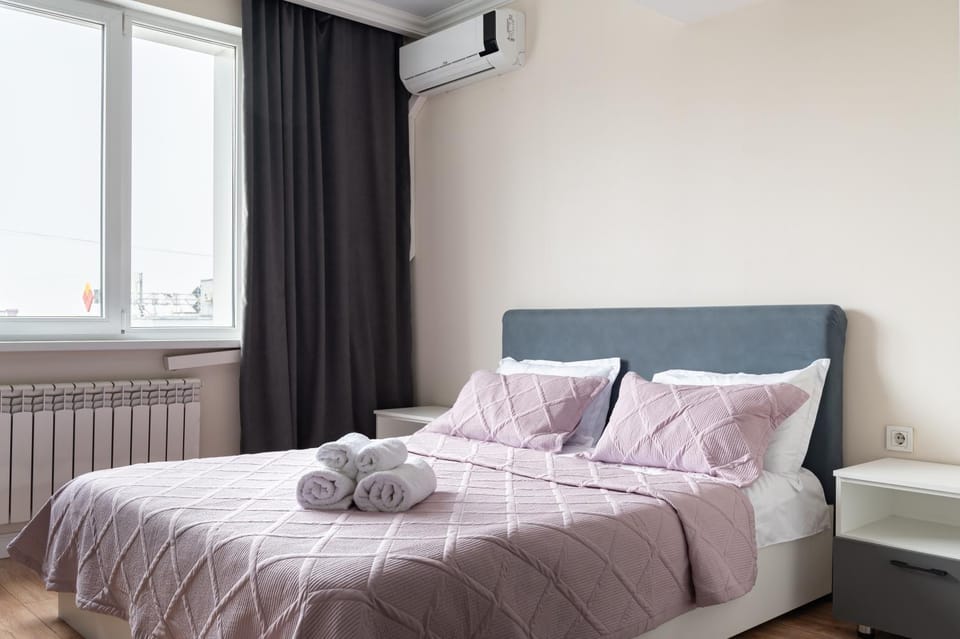 Bed, Photo of the whole room, Bedroom, internet, towels, air conditioner
