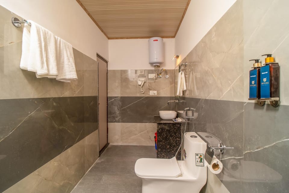 Shower, Toilet, Bathroom, towels