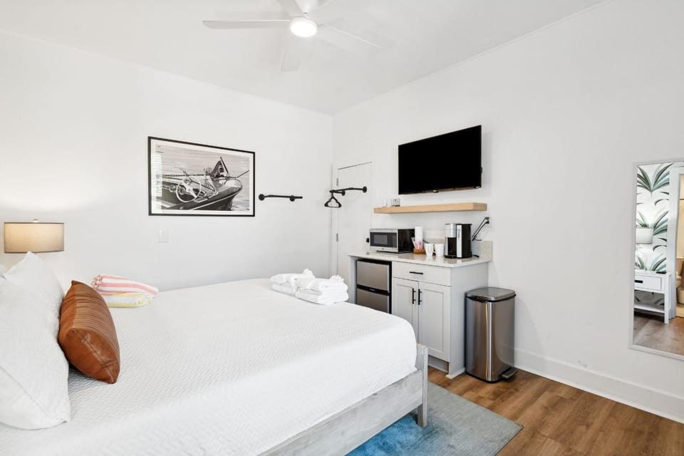 Bed, TV and multimedia, Kitchen or kitchenette, Bedroom