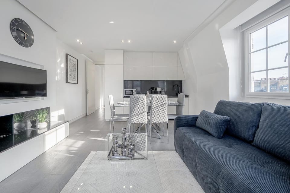 TV and multimedia, Kitchen or kitchenette, Seating area