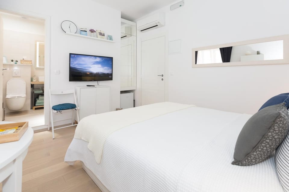 Bed, TV and multimedia, Photo of the whole room, Bedroom, air conditioner