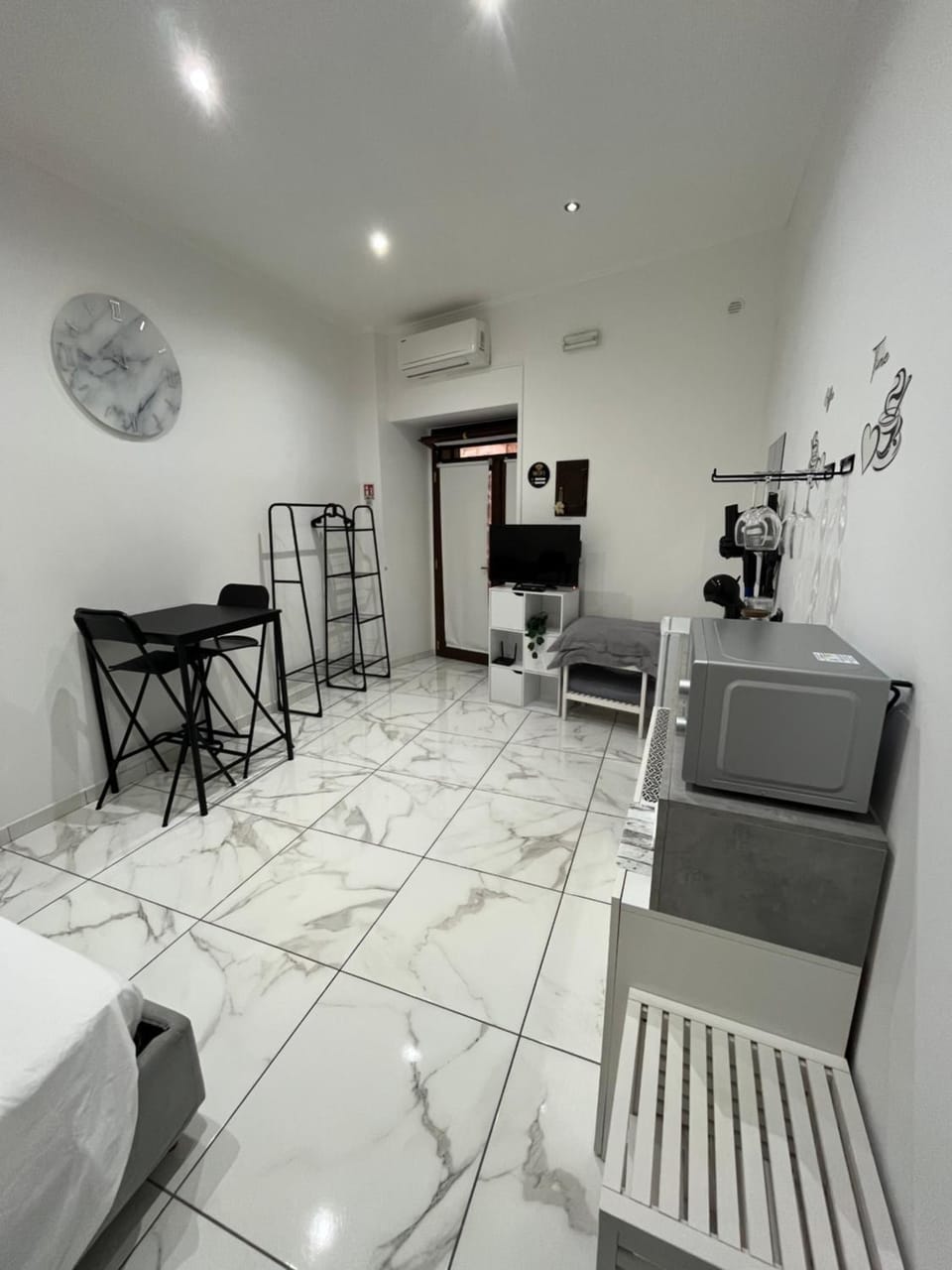 Seating area, air conditioner