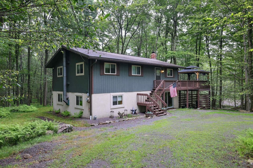4 Br Cozy Cabin Sleeps 8 Pool Table Arcade Beach Cabin in Coolbaugh Township