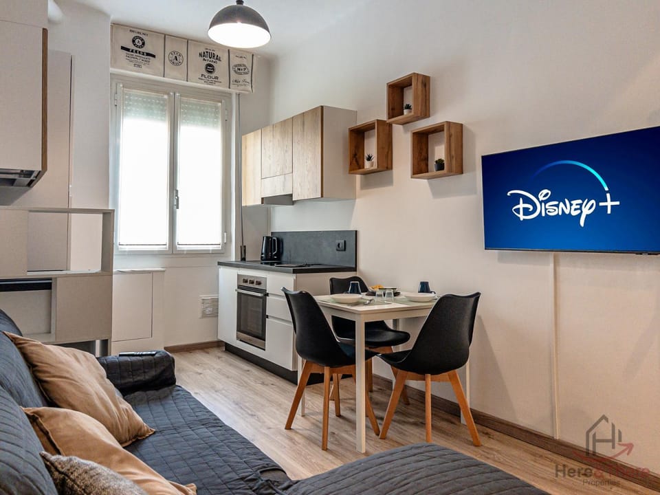Communal lounge/ TV room, TV and multimedia, Coffee/tea facilities, Kitchen or kitchenette, Living room, Seating area, Dining area, internet, oven