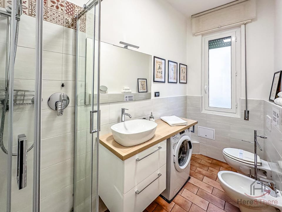Shower, Toilet, Bathroom, Bath, towels, washing machine