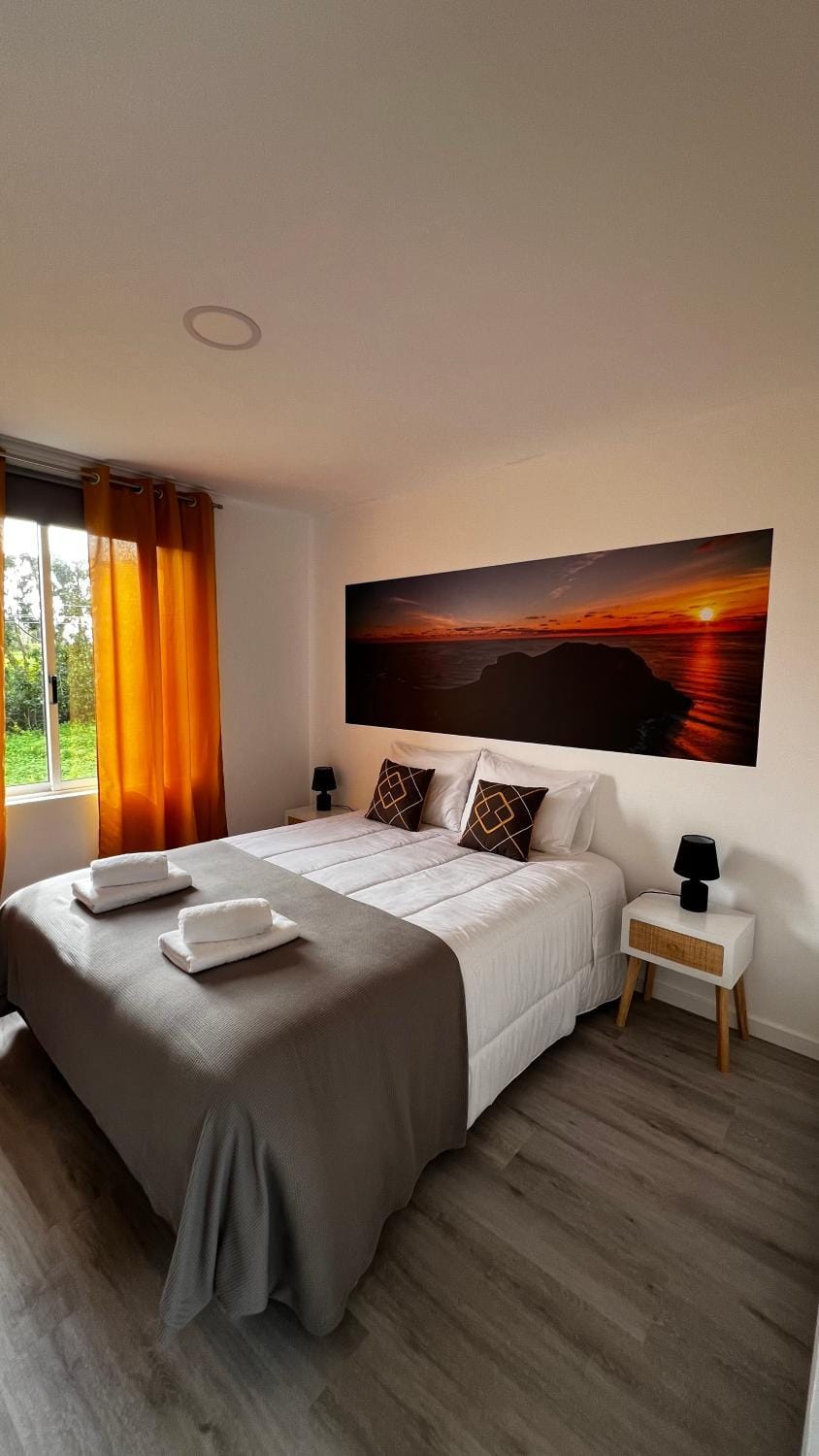 Bed, Bedroom, towels