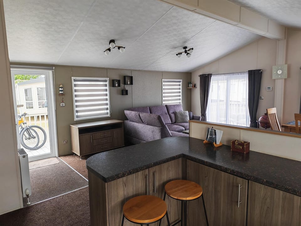 Manor Park Dog Friendly 2 bed, 6 berth Lodge with decking 600 Yard's From The Beach In Hunstanton House in Hunstanton