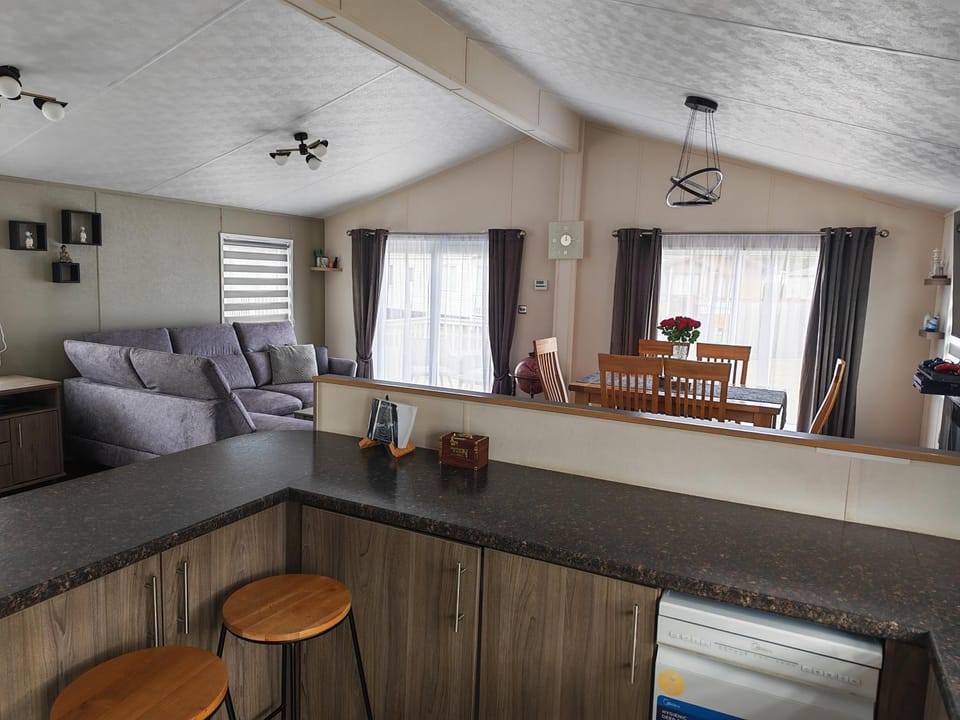 Manor Park Dog Friendly 2 bed, 6 berth Lodge with decking 600 Yard's From The Beach In Hunstanton House in Hunstanton