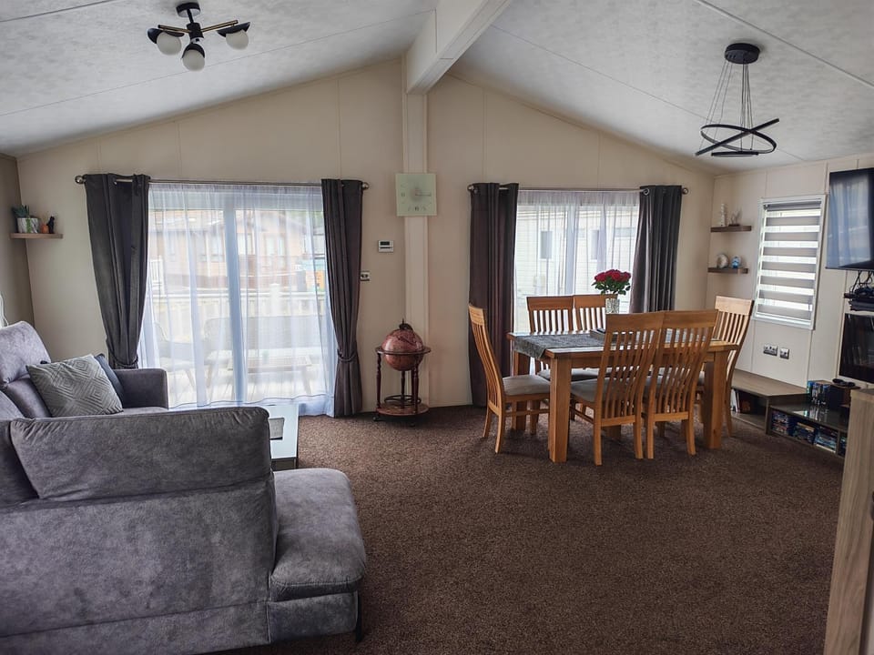 Manor Park Dog Friendly 2 bed, 6 berth Lodge with decking 600 Yard's From The Beach In Hunstanton House in Hunstanton