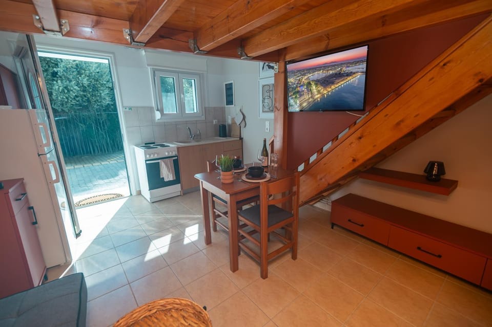 TV and multimedia, Kitchen or kitchenette, Living room, Seating area, Dining area, oven