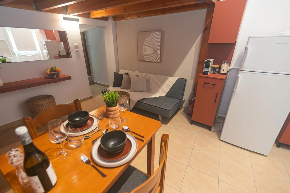 Living room, Food and drinks, Seating area, Dining area