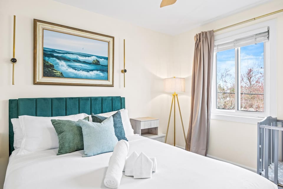 Bed, Photo of the whole room, Bedroom, towels