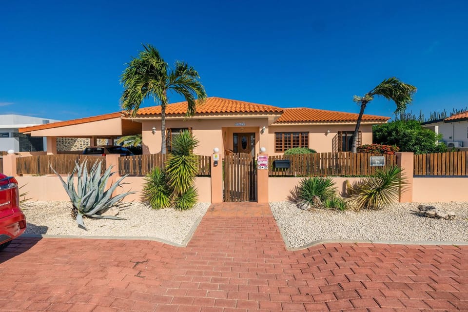 Sunrise Villa is gorgeous for daily views of sunrises and sunsets Villa in Noord