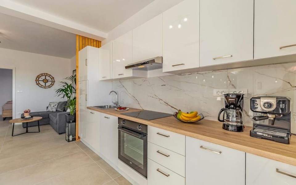 Coffee/tea facilities, Kitchen or kitchenette, dishwasher, stove, toaster