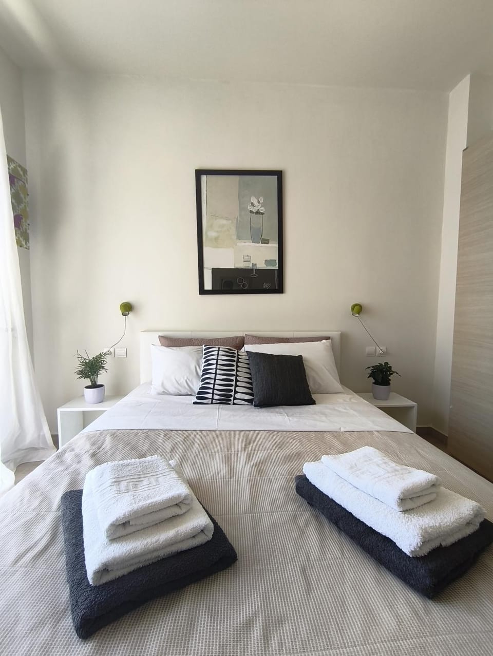 Bed, Bedroom, towels