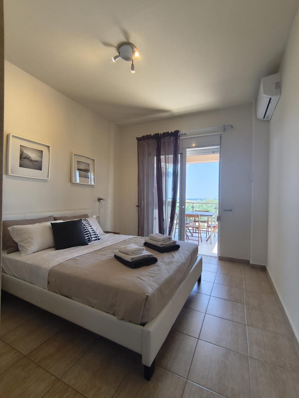 Bed, Bedroom, air conditioner