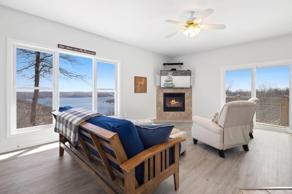 Lake Overlook-Gorgeous Beaver Lake Views-Game Room House in Beaver Lake