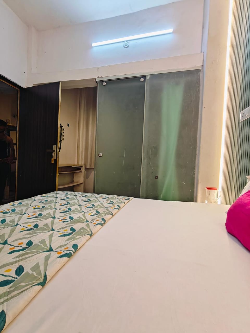 Photo of the whole room, Bedroom