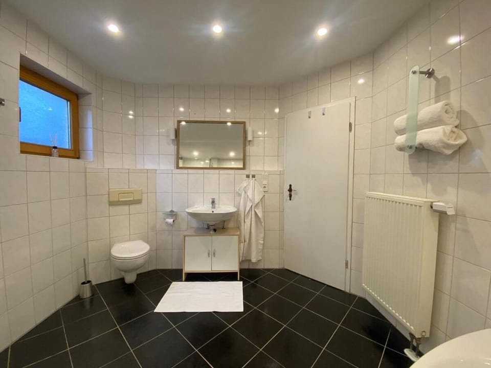 Toilet, Bathroom, towels