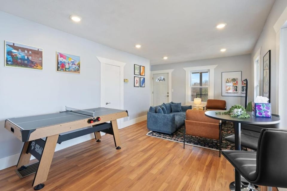 Fun and Cozy Family-friendly Home - Near Encore Tufts- MIT-Airport House in Medford