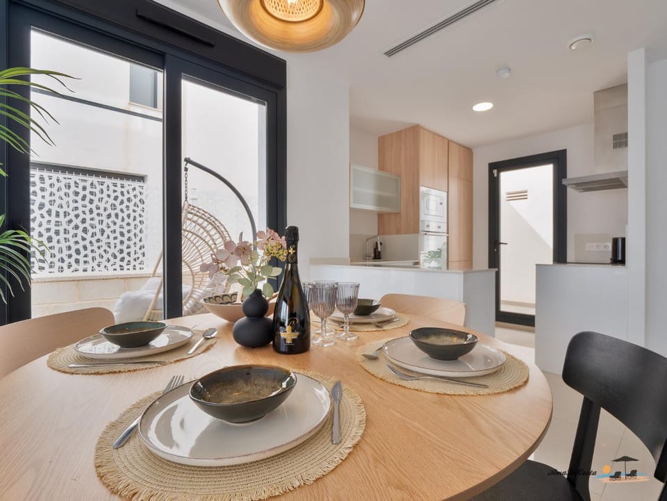 Kitchen or kitchenette, Dining area