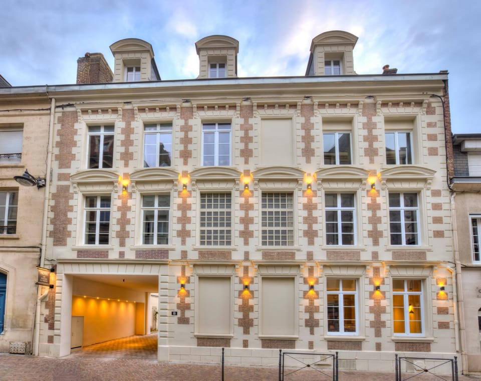Property building, Facade/entrance, Day, Landmark view
