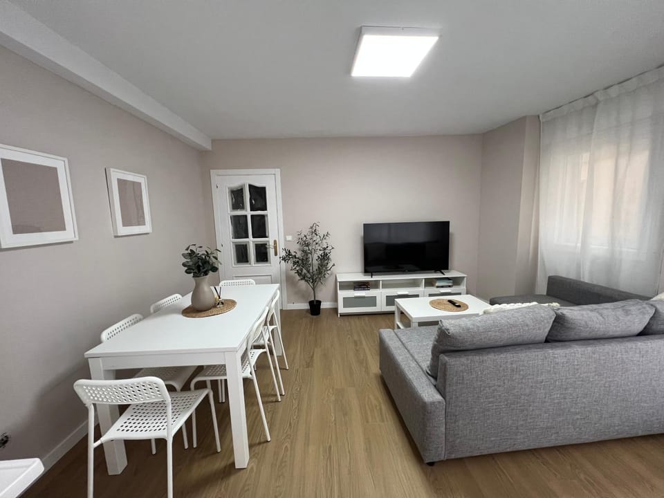 Communal lounge/ TV room, TV and multimedia, Living room, Seating area, Dining area, Evening entertainment