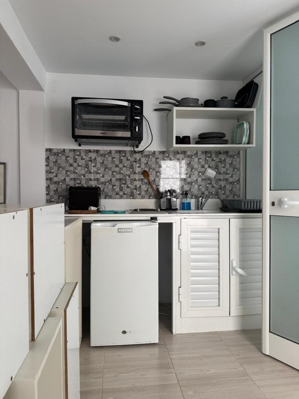 Kitchen or kitchenette, minibar, oven, stove