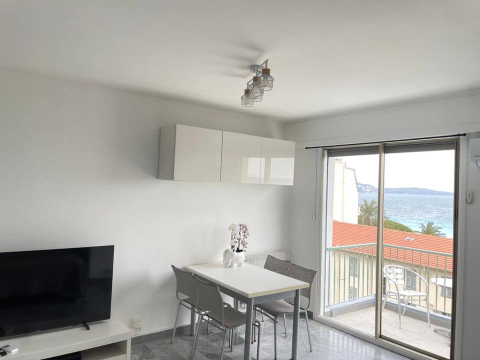 Communal lounge/ TV room, Balcony/Terrace, Sea view