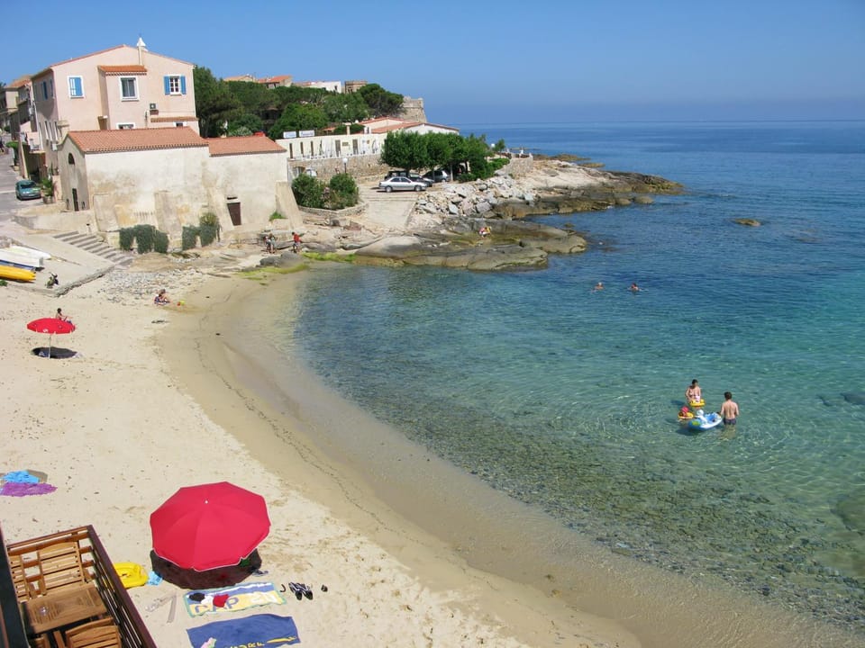 Neighbourhood, Beach