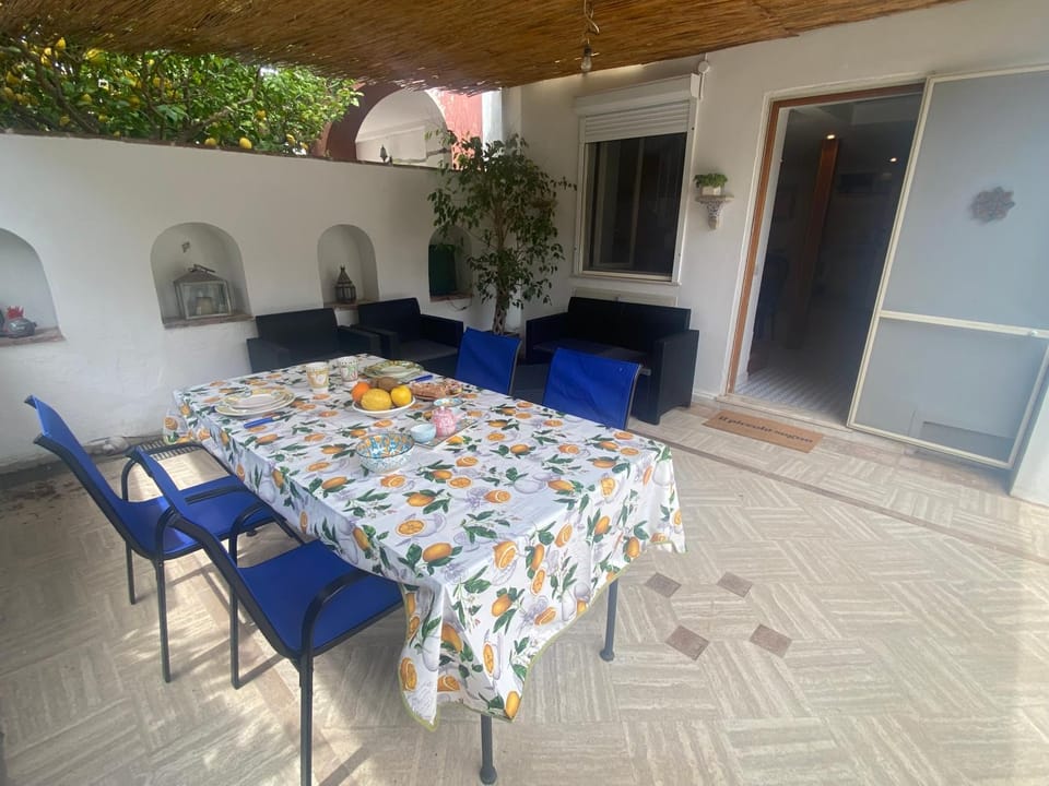 Patio, Day, Dining area