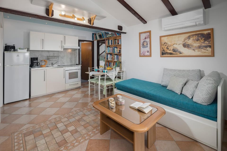 Kitchen or kitchenette, Living room
