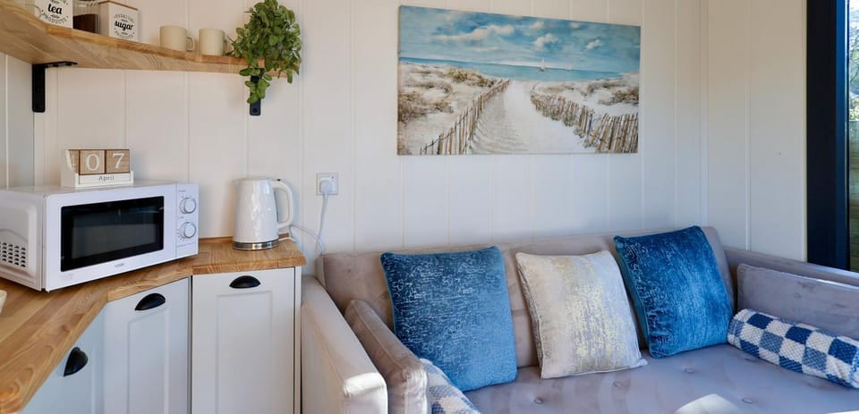 The Gatwick Cabin With Airport Parking Available Cabin in Horley