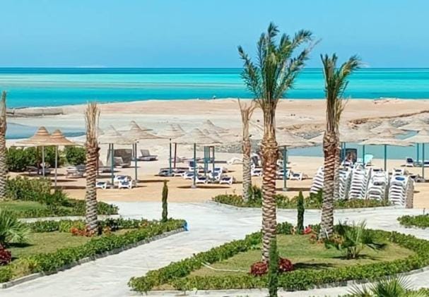 Nearby landmark, Restaurant/places to eat, Communal lounge/ TV room, Spring, Day, Natural landscape, Garden, Beach, Evening entertainment, Pool view, Sea view, Swimming pool, Parking, sunbed