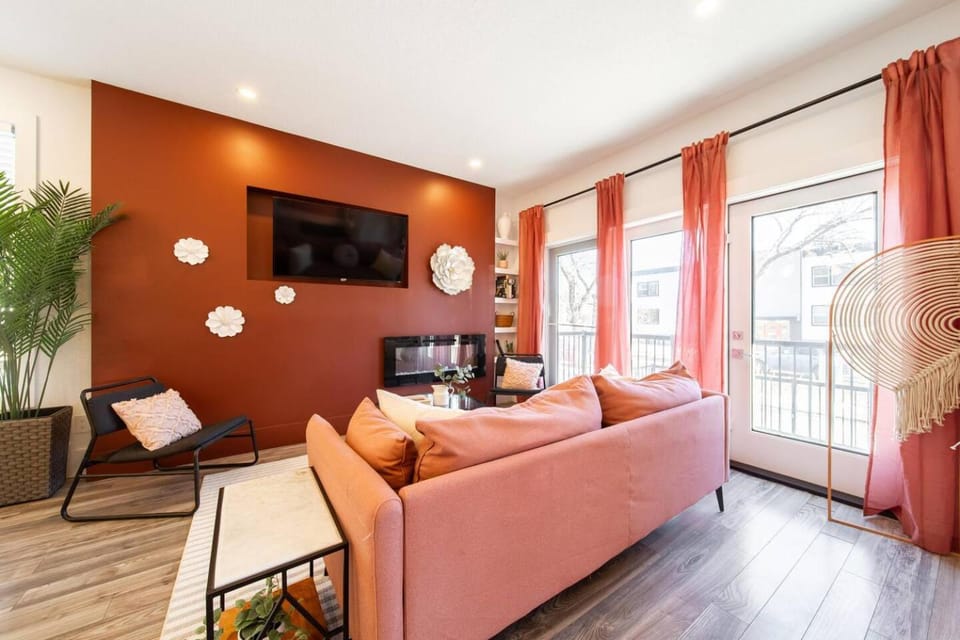 Chic Hideaway - King Bed - Fireplace - Garage - AC - DT and WEM Apartment in Edmonton