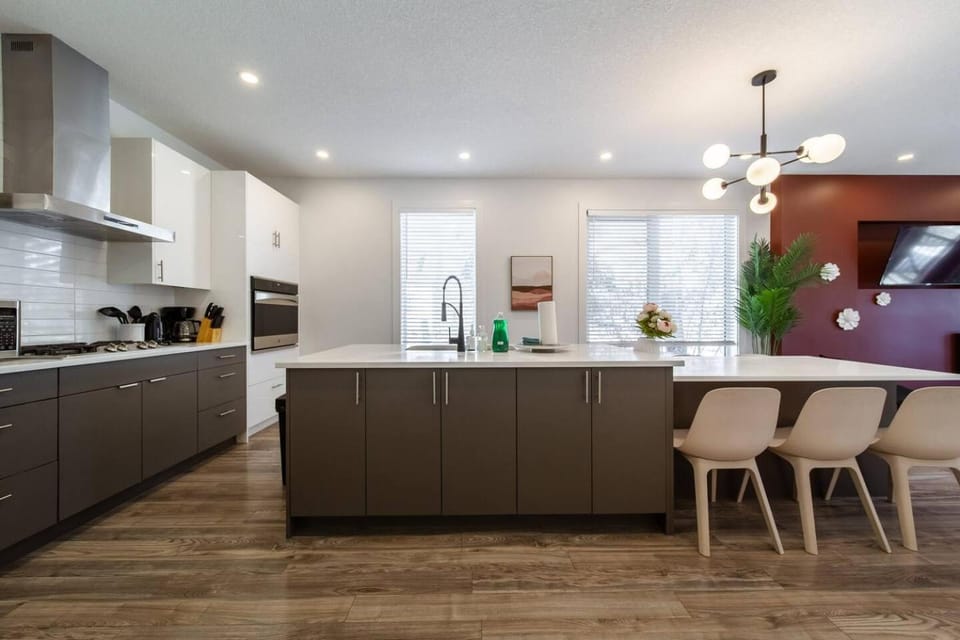 Chic Hideaway - King Bed - Fireplace - Garage - AC - DT and WEM Apartment in Edmonton
