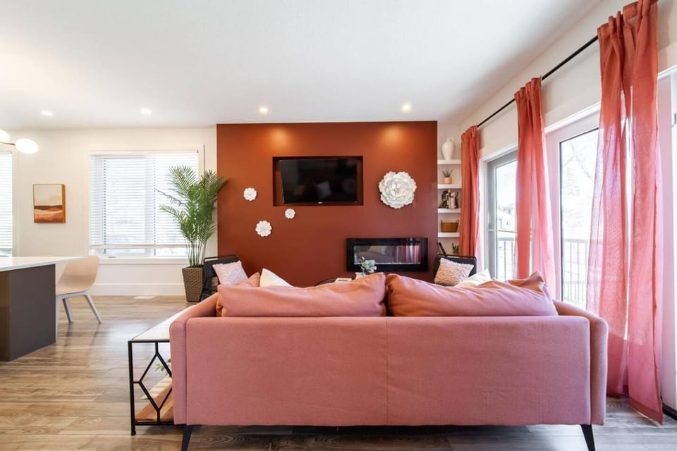 Chic Hideaway - King Bed - Fireplace - Garage - AC - DT and WEM Apartment in Edmonton