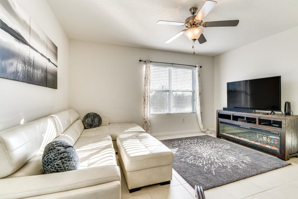 7 Mi to USTA: Waterfront 'Tennis House' w/ Yard! House in Kissimmee
