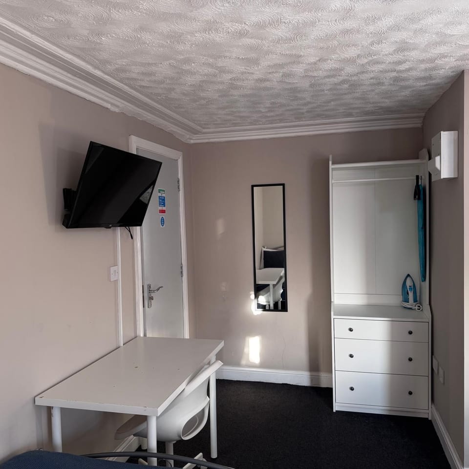 TV and multimedia, Seating area, flat iron, wardrobe