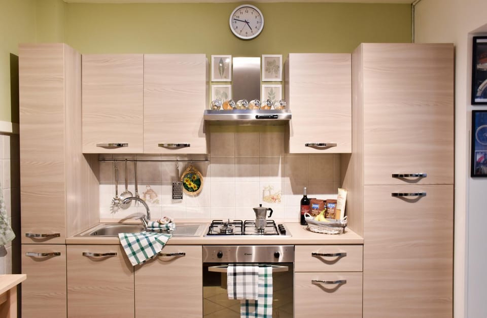Kitchen or kitchenette, oven