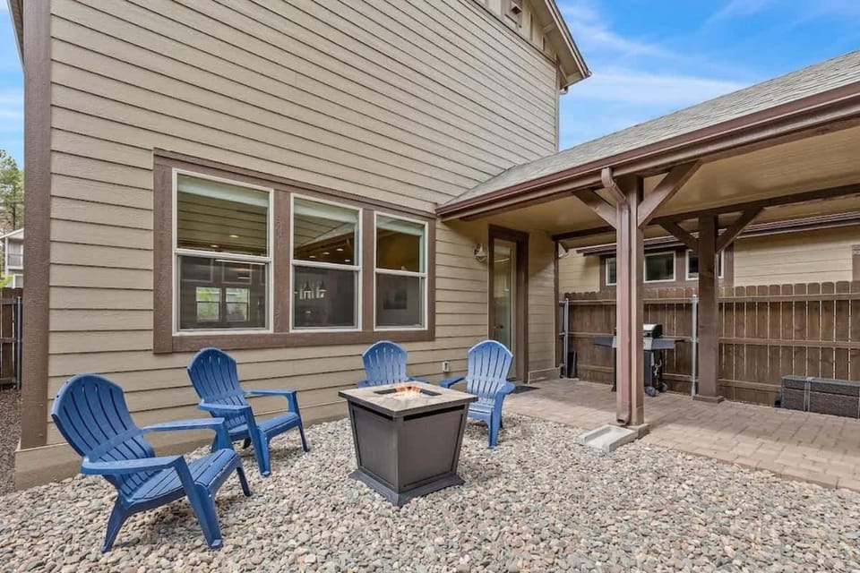 Flagstaff 3BR Cozy Retreat w Fireplace & BBQ House in Flagstaff
