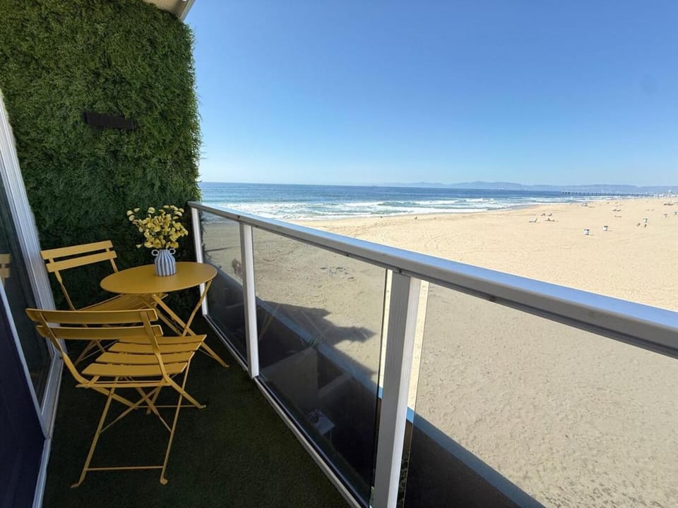 Oceanfront 2 BR w Pool & Parking 234 Apartment in Hermosa Beach