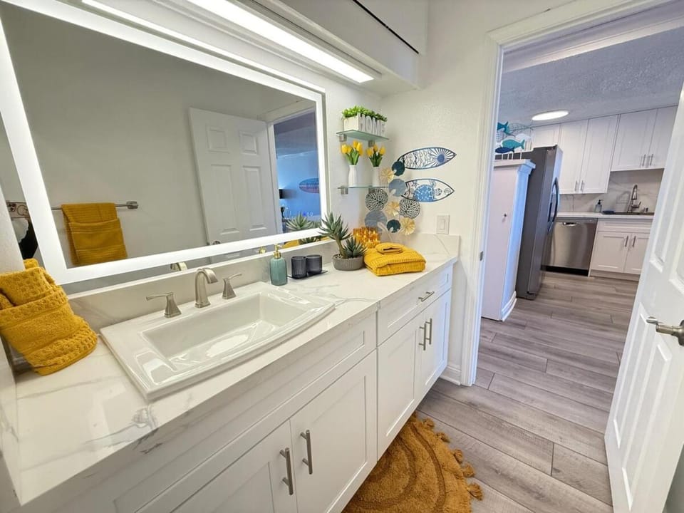Oceanfront 2 BR w Pool & Parking 234 Apartment in Hermosa Beach