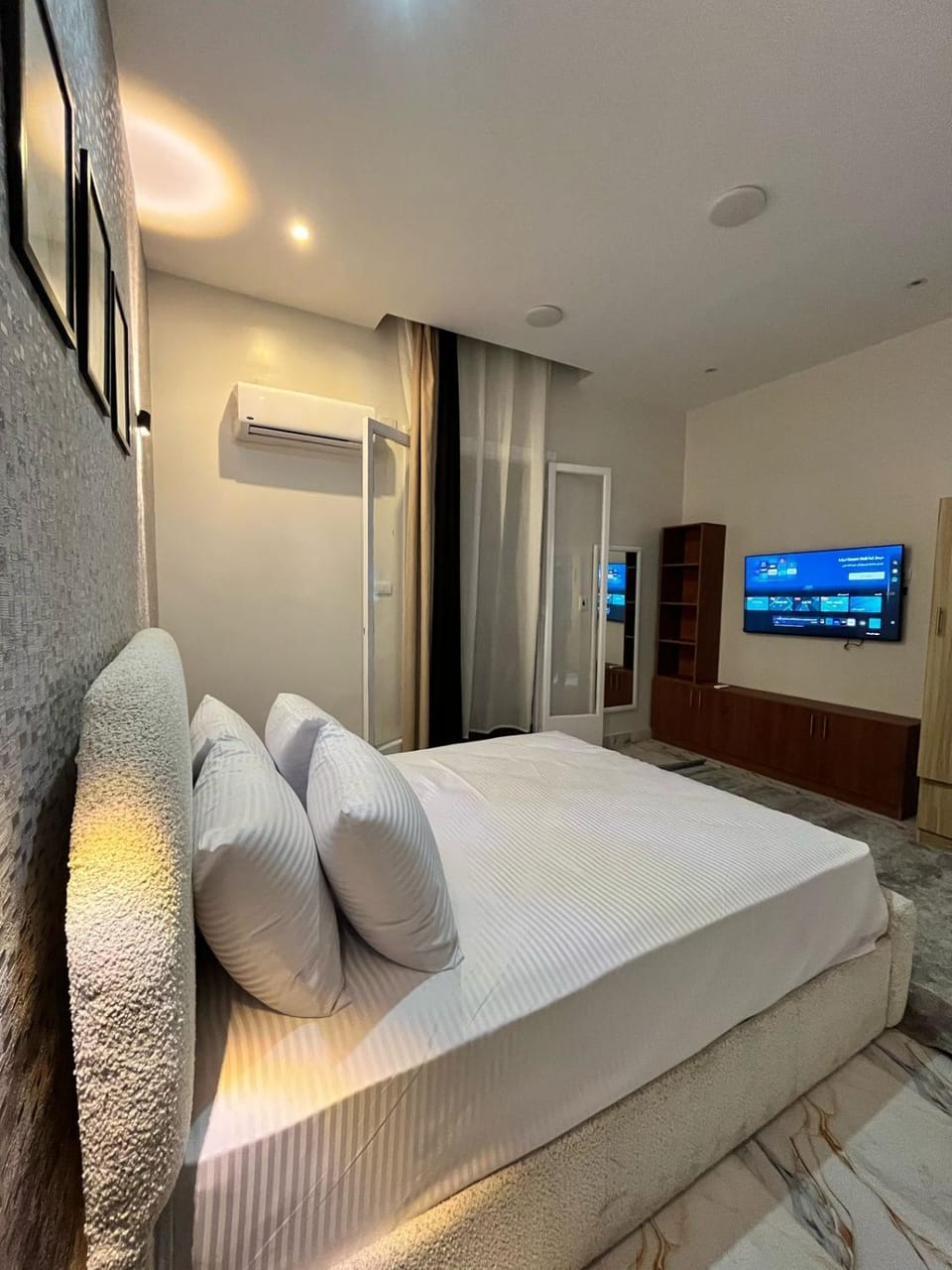 Bed, Photo of the whole room, Evening entertainment, Bedroom, air conditioner