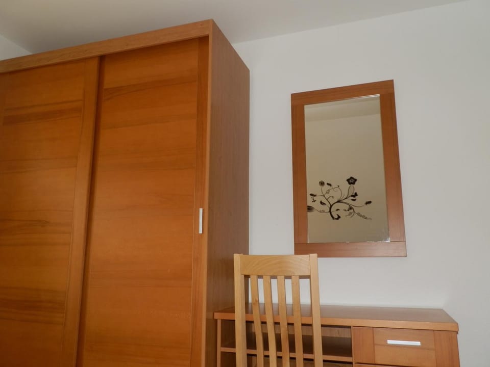 Bed, Decorative detail, Seating area, Bedroom