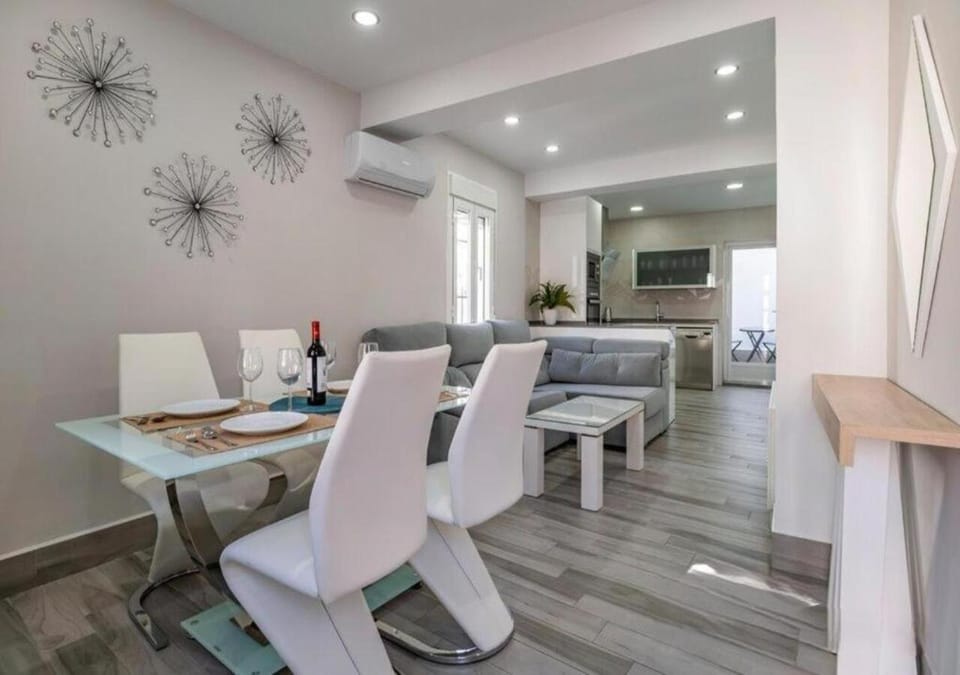 Kitchen or kitchenette, Seating area, Dining area