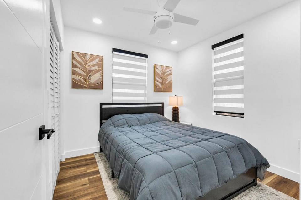 Modern Home with large private yard - Next to downtown & beach & airport - Pet friendly House in Dania Beach