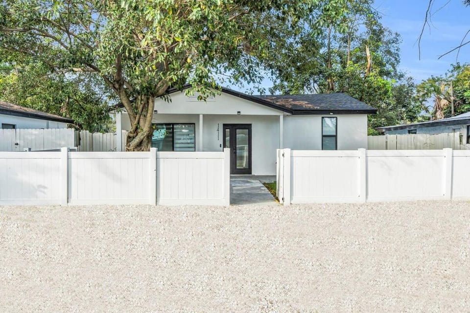 Modern Home with large private yard - Next to downtown & beach & airport - Pet friendly House in Dania Beach
