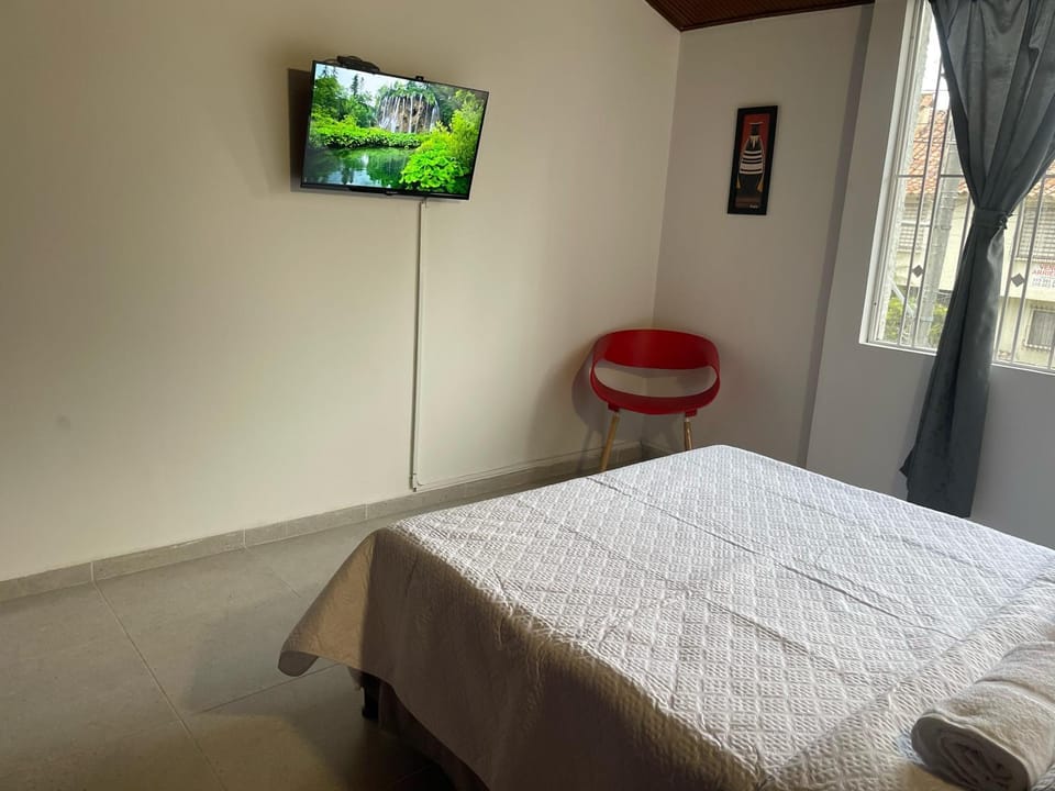 Bed, TV and multimedia, Photo of the whole room